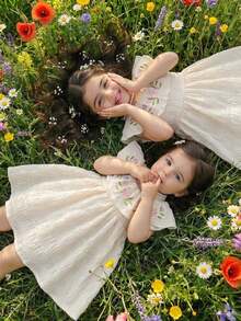 SHEIN Vintaside Kids 女婴甜美花卉图案吊带背心和牛仔短裤套装，蝴蝶结装饰，适合休闲外出、家庭聚会、夏日漫步、舞蹈主题活动、女婴生日派对等场合。 - 杏色 - 查看 5
