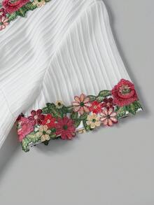 SHEIN 加大码白色花卉刺绣饰边V领短袖上衣和短裤两件套，女士夏季白色短裤套装，女士两件套波西米亚风短裤套装 - 白色 - 查看 5