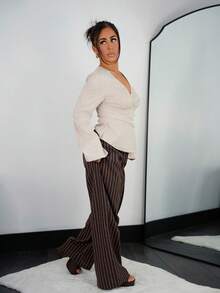 SAYEHFBABY 深 V 褶皱长袖修身女式 T 恤，时尚通勤腰部褶皱不对称下摆喇叭袖 V 领女式上衣，秋冬衬衫，优雅褶皱女式上衣 - 杏色 - 查看 5