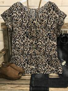 Voyazaga Regata Feminina Plus Size com Estampa Aleatória de Leopardo, Mangas Bufantes Curtas, Gola V, Ombros Retos, Confortável para Uso Casual em Casa ou Resort, Ideal para a Primavera/Verão - Multicolorido - Visão 8