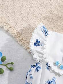 SHEIN Vintaside Kids 女童法式瓷器風洋裝，柔軟親膚面料，蕾絲荷葉袖，領口飾有精緻水鑽，可調節腰部蝴蝶結，滿版藍色玫瑰花卉印花，寬鬆A字版型，適合生日派對、家庭出遊、日常穿著，輕盈春夏季 1 件式兒童洋裝 茶會洋裝 女童洋裝 花卉印花洋裝 兒童夏季洋裝 - 藍色 - 查看 7