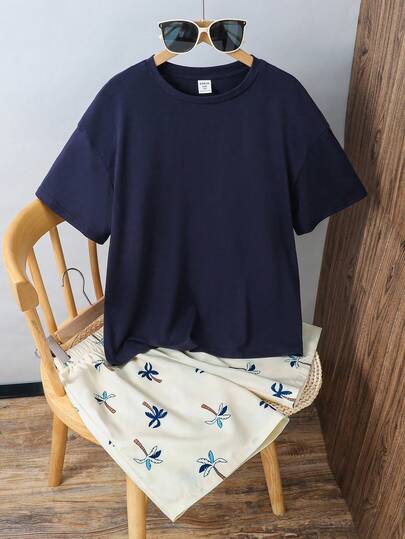 SHEIN 两件套儿童/青少年男童休闲日常度假百搭舒适纯色圆领宽松针织短袖T恤和宽松梭织印花短裤套装，Y2K风格，卡其色，度假套装，适合学校、花园、海滩、生日、春夏、郊游、情人节、约会、旅行、度假、家庭聚会、返校季、婚礼季、晚间活动、运动等场合。