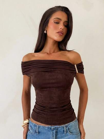 Aloruh Camiseta casual ajustada para mujer con hombros descubiertos, unicolor y decoración metálica