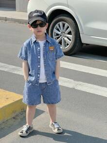 SHEIN Genkimix Kids 2026夏季新款浅蓝色水洗美式复古泰迪熊拼接刺绣宽松短袖衬衫+牛仔短裤套装，男童可爱夏季度假日常穿着 - 深色水洗藍 - 查看 4