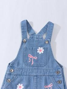 SHEIN Playful Pals 女童牛仔背带短裤夏季新款甜美可爱浅蓝色水洗牛仔布花朵蝴蝶结刺绣做旧毛边设计可调节肩带舒适优质棉质牛仔布日常基本款上学装度假棉质夏季服装儿童背带裤女童连体衣 - 中等水洗藍 - 查看 5