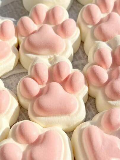 POKOJA LAND 1个超大号柔软Q弹减压玩具 - 白色和蓝色爪印设计 | 居家或办公放松玩具，儿童和成人礼物，适合作为开斋节或派对礼物，果冻猫，Taba挤压玩具，抗压玩具