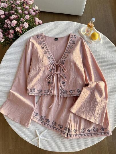 Comfortcana Bộ áo và quần short nữ màu hồng nhạt phong cách Bohemian in hoa điều, thắt nơ phía trước.