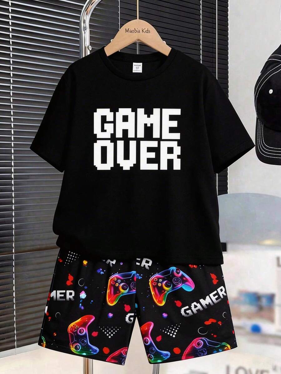 SHEIN 两件套儿童/青少年男童休闲舒适游戏印花圆领宽松短袖T恤和短裤睡衣套装，适合春夏季节居家或派对穿着。