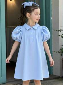 SHEIN 女童纹理泡泡袖连衣裙。新款夏季浅蓝色翻领连衣裙。宽松A字连衣裙，后背饰有大蝴蝶结，适合日常休闲、商场购物和派对等场合。连衣裙 蝴蝶结连衣裙 儿童蝴蝶结连衣裙 泡泡袖连衣裙 女童连衣裙 蓝色蝴蝶结连衣裙 泡泡袖连衣裙 小女孩连衣裙 儿童优雅连衣裙 露背连衣裙 儿童连衣裙 女童蓝色连衣裙 儿童可爱连衣裙 - 藍色 - 查看 2