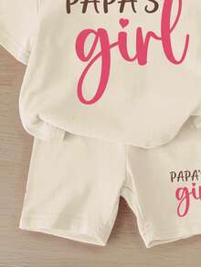 SHEIN Kleine Mädchen Beige, süß & lustig minimalistisches "Papas Mädchen" Schrift-Muster, Mädchen Lässig locker sitzende Rundhals Kurzarm T-Shirt und Shorts Set, geeignet für Frühling/Sommer Alltag, Urlaub, Festival, Eltern-Kind, Frühlingsstimmung, Sommerstimmung, Frühlings- & Sommer-Outfits, bequem, stilvolles Mädchen Set, Alltag Outfit, Kinder Grafik T-Shirt Set, Frühlings- & Sommer-Set, neuer Stil, entspannt, Frühlingsstimmung, entspannter Sommer - Verschiedenfarbig - Übersicht 6