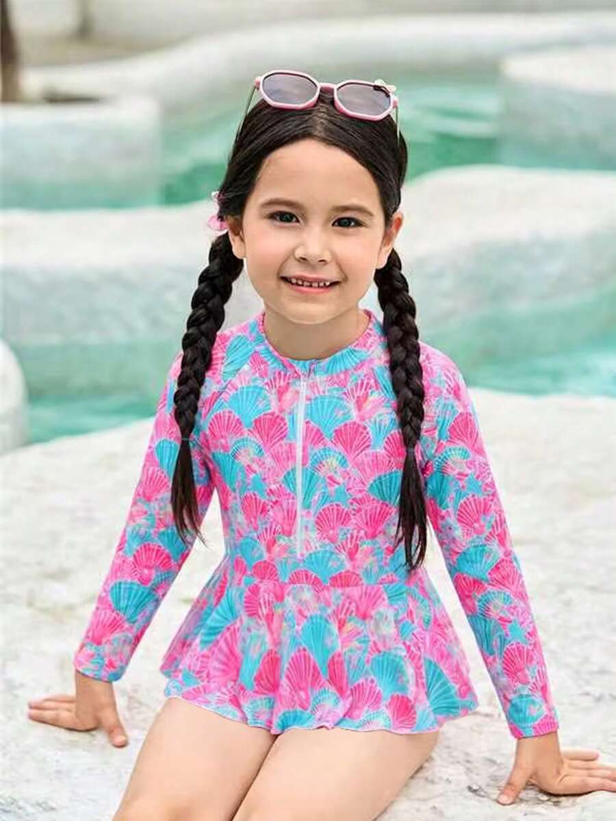 Sparklyn 女童连体泳衣，可爱贝壳印花针织面料，长袖防晒拉链设计，三角短裤连体裤款式，时尚优雅，适合游泳、夏季度假、海滩、泳池、节日派对等场合。