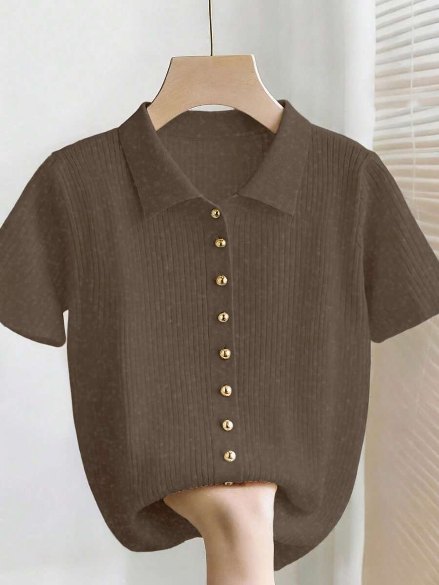 SHEIN Franclia 新款夏季休闲宽松百搭简约优雅柔软Polo衫,适合办公室、工作、通勤等场合,金属纽扣设计,修身剪裁,款式简洁大方,男女皆宜,极简女式开衫 - 咖啡棕 - 查看 1