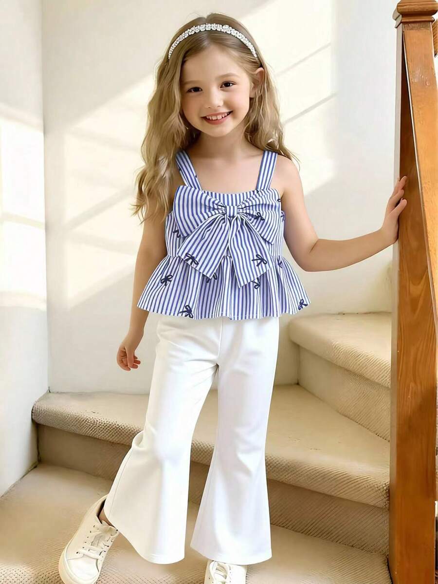 SHEIN Genkimix Kids Conjunto de moda de verano para niña joven, camisola con lazo a rayas azules & pantalones acampanados ajustados, ropa de 2 piezas dulce para niña a juego con la familia - Azul - Ver 1