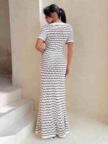 ZIRRA 女式条纹V领短袖针织连衣裙 - 白色 - 查看 2