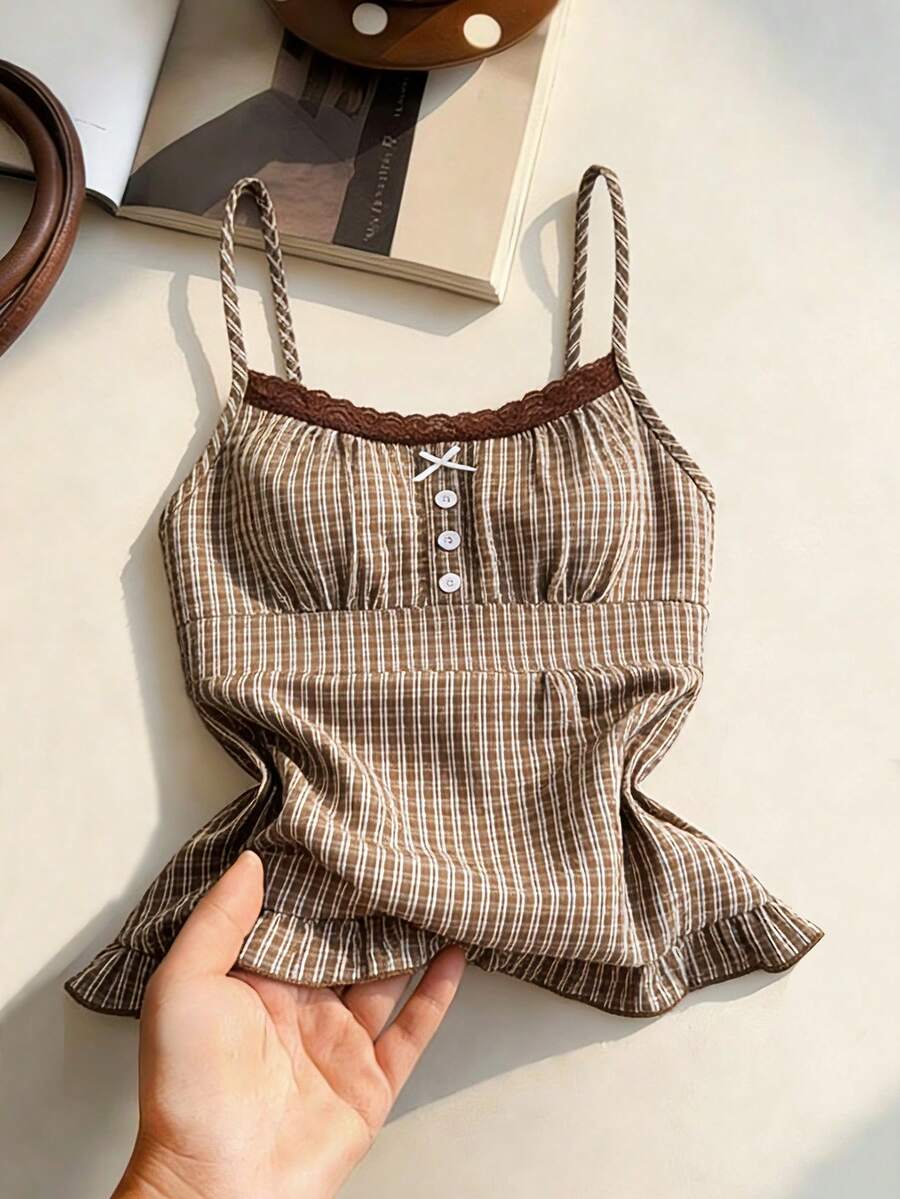 SHEIN Sweetro 春夏时尚女装法式甜美绿色格子蕾丝边吊带背心单排扣腰部荷叶边下摆浪漫休闲短款背心 - 彩色 - 查看 1