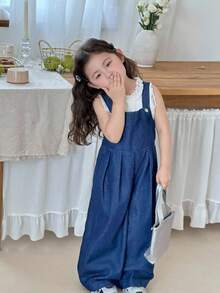 SHEIN Little Byeori 女童深蓝色牛仔背带裤，后背饰有立体蝴蝶结，适合春夏休闲度假乡村波西米亚风穿搭、沙滩装、西部街头风、春假装、锐舞派对装、节日牛仔背带裤、女童度假装。 - 中等水洗藍 - 查看 3