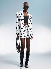 GENKIRA 挺括的黑白撞色波点随机印花复古现代宽松西装外套+迷你裙女士套装，翻领翻盖口袋不对称金属纽扣设计，朋克前卫复古酷炫休闲通勤百搭套装 - 白色 - 查看 1