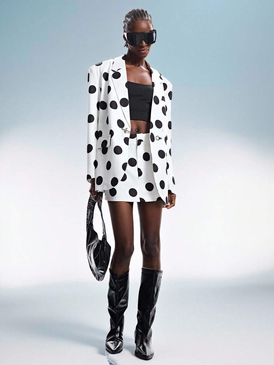 GENKIRA 挺括的黑白撞色波点随机印花复古现代宽松西装外套+迷你裙女士套装，翻领翻盖口袋不对称金属纽扣设计，朋克前卫复古酷炫休闲通勤百搭套装 - 白色 - 查看 1
