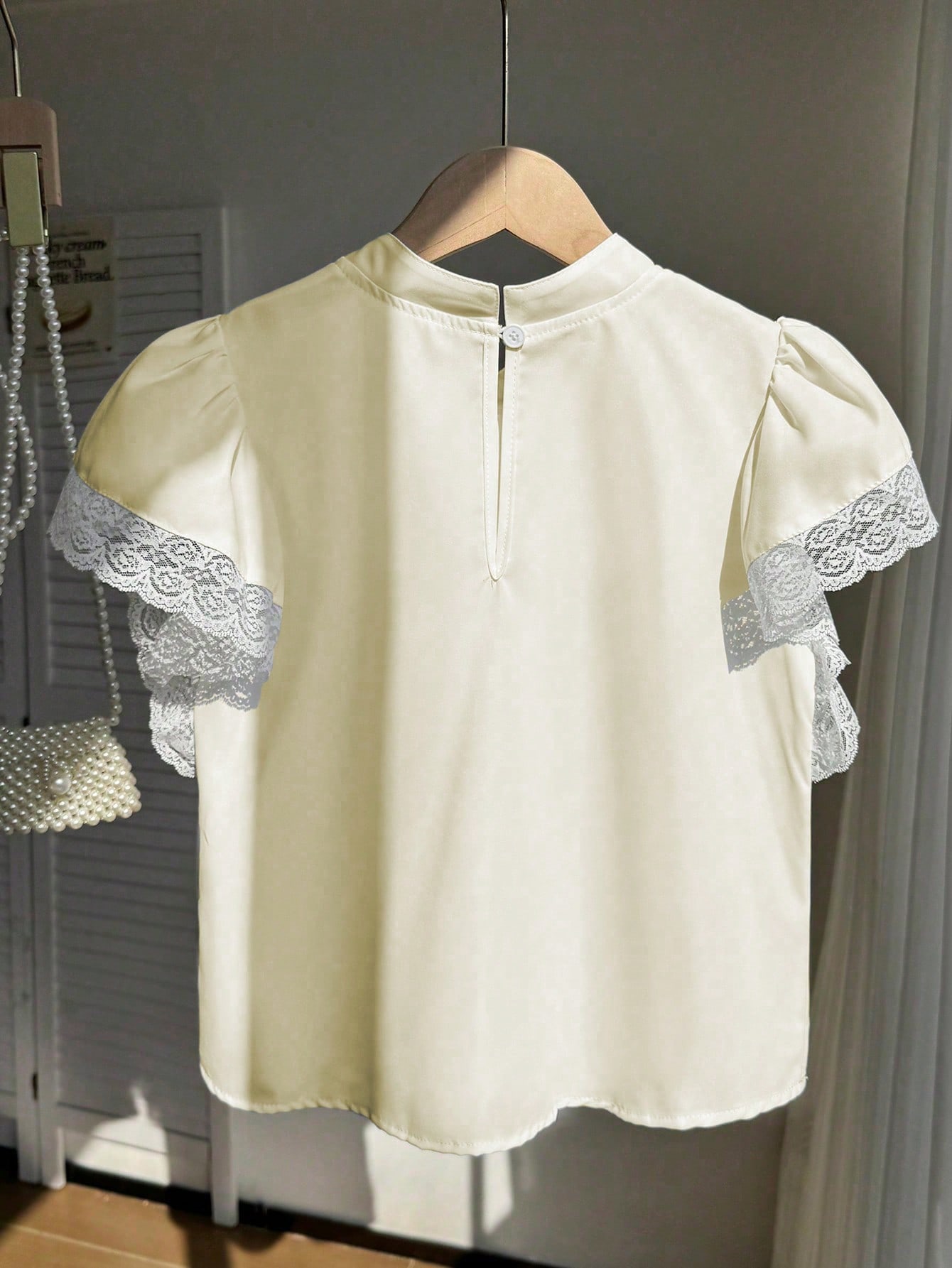 بلوزة أنيقة بأكمام واسعة وربطة عنق كبيرة من الدانت...