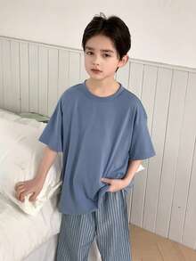 Dazy Kids Conjunto de pijama de verano para niño preadolescente con parte superior de unicolor de manga corta y pantalones a rayas - Azul - Ver 1
