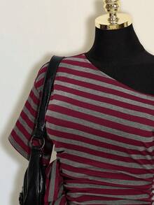 SHEIN ICON Y2k 女款哥特风 Coachella 音乐节俱乐部嬉皮辣妹中国风红黑条纹不对称肩短袖侧扭结时尚上衣，夏季 - 彩色 - 查看 7