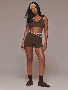 Musera Sport 撞色加粗肩带运动文胸和交叉腰带运动短裤套装 运动健身 健身房普拉提 日常休闲 香蕉布丁 - 摩卡棕 - 查看 3