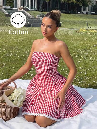 SHEIN 甜美乡村少女风，红白格纹+草莓刺绣棉布面料，充满甜美元素；抹胸领口搭配弹性褶皱后背设计，裙摆拼接白色蕾丝花边，与格纹和刺绣相呼应，增添精致少女魅力，适合约会、野餐、游乐园等各种甜蜜场合。