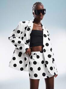 GENKIRA 挺括的黑白撞色波点随机印花复古现代宽松西装外套+迷你裙女士套装，翻领翻盖口袋不对称金属纽扣设计，朋克前卫复古酷炫休闲通勤百搭套装 - 白色 - 查看 5