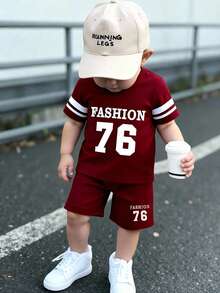 SHEIN Playful Pals 男婴夏季套装，圆领字母数字印花上衣，白色条纹袖口，搭配纯色短裤，简约运动休闲风，非常适合日常穿着。 - 酒紅色 - 查看 1