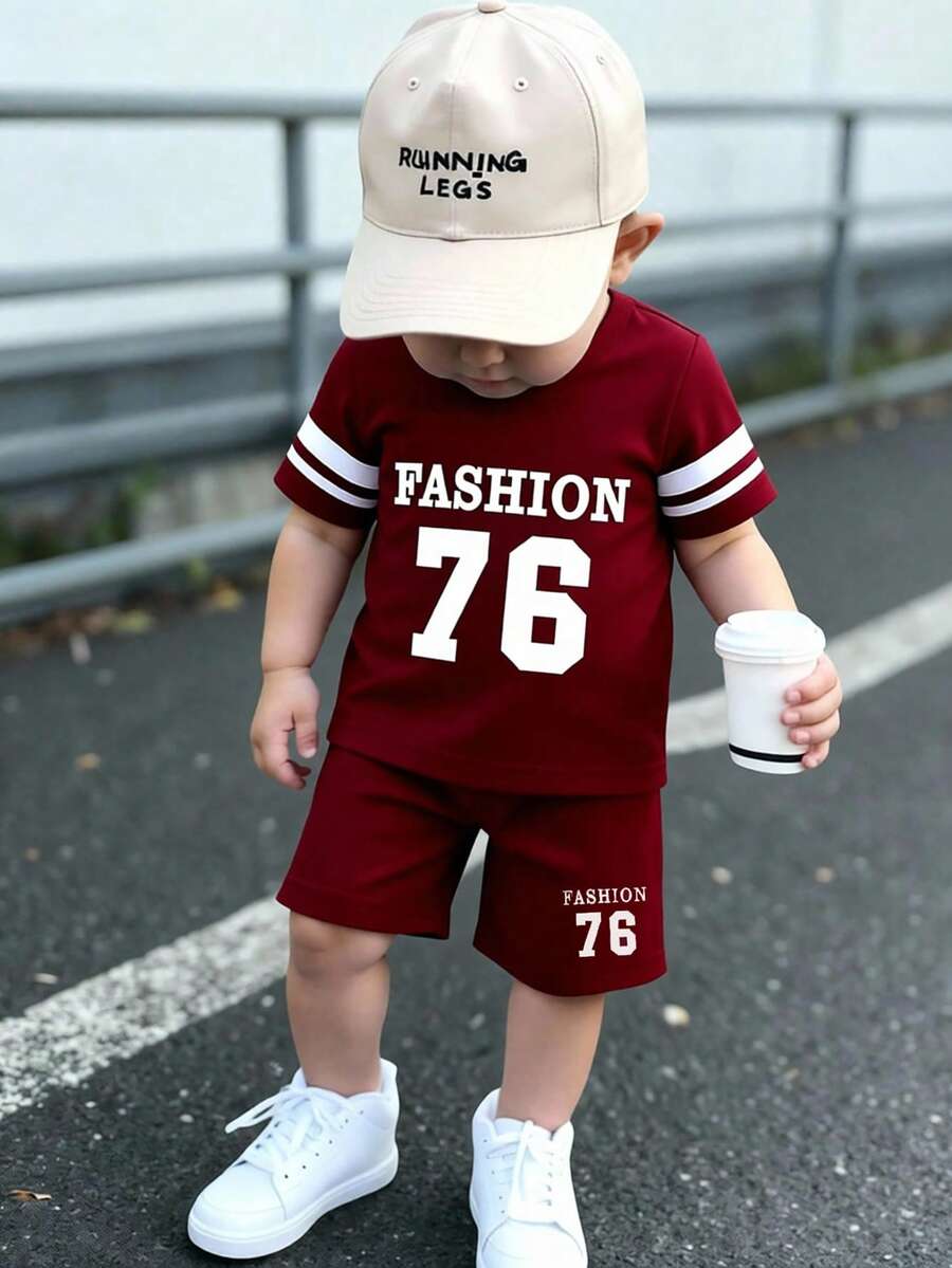 SHEIN Playful Pals 男婴夏季套装,圆领字母数字印花上衣,白色条纹袖口,搭配纯色短裤,简约运动休闲风,非常适合日常穿着。 - 酒紅色 - 查看 1