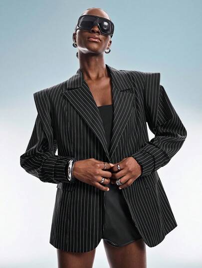 GENKIRA 黑色细条纹西装外套，挺括廓形，肩部宽松，袖口褶皱设计，适合办公通勤和休闲穿着。