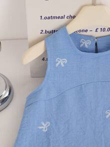 SHEIN 女童夏季新款简约百搭吊带连衣裙，亚麻质感面料，蝴蝶结印花荷叶边下摆，露背设计，海岛度假风 - 藍色 - 查看 6