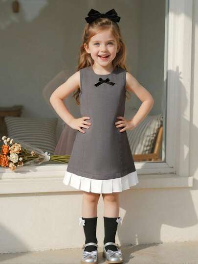 SHEIN 这款女童连衣裙采用简约清新的蝴蝶结装饰，无袖设计，褶裥拼接，标准版型，适合生日派对、休闲外出以及夏季校园日常穿着。