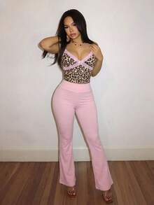 Slaydiva 2026春夏新款休闲街头性感豹纹蕾丝边吊带背心+V腰喇叭裤两件套。适合情人节、日常穿着、派对、返校、约会、波西米亚风、下午茶、度假、早午餐、机场穿搭、休闲、运动、婚礼宾客装扮、居家服等场合。 - 彩色 - 查看 4