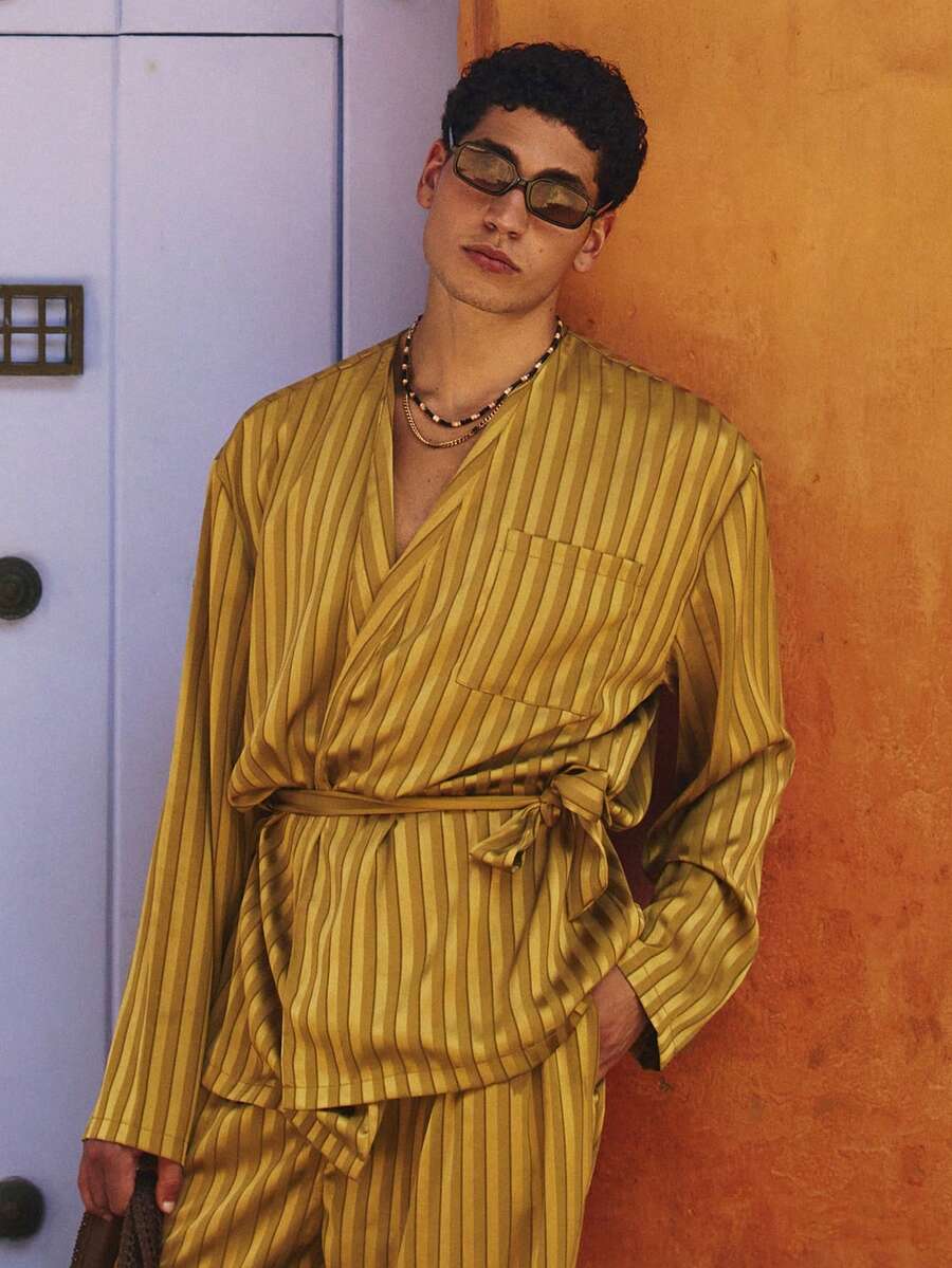 Musero Ajuste relajado, manga larga, bolsillo delantero con parche, hombros caídos, estilo satinado con patrón de rayas, cinturón de lazo en la cintura, esenciales de primavera y verano - Verde Oliva - Ver 1