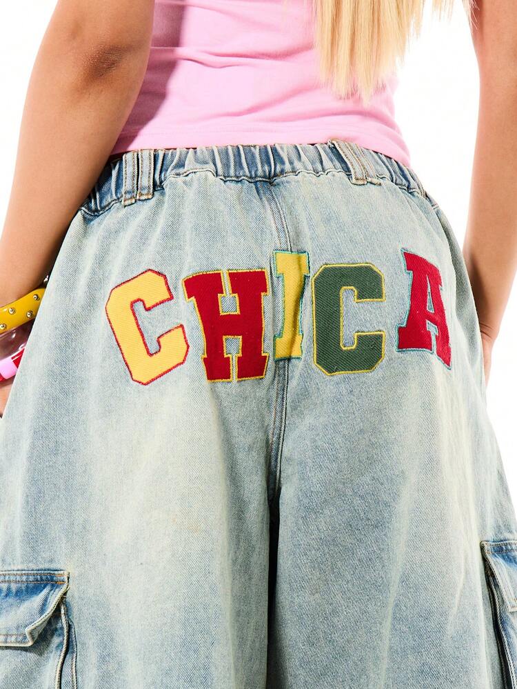 SUMWON WOMEN カラフルなシカゴアップリケテキスト付き オーバーサイズカーゴデニムジョーツ エラスティックウエスト サマーフェスティバルショーツ