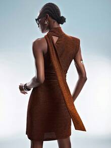 GENKIRA 法式欧式单肩褶皱装饰修身迷你连衣裙，无袖亮面鸡尾酒裙 - 鏽棕色 - 查看 2