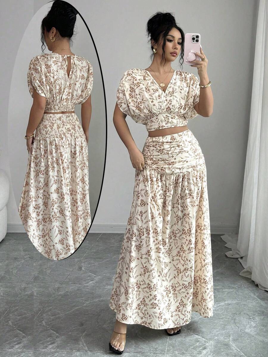 Elenzga 两件套：女士优雅印花蝙蝠袖上衣，腰部饰有褶裥，搭配浪漫休闲的褶裥半裙。百搭、优雅浪漫的法式风格，适合休闲外出、度假、温馨的下午茶聚会、情人节、复活节、狂欢节、海滩穿着、夏季度假装扮，是女士春夏两件套的理想之选。 - 杏色 - 查看 1