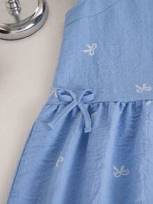SHEIN 女童夏季新款简约百搭吊带连衣裙，亚麻质感面料，蝴蝶结印花荷叶边下摆，露背设计，海岛度假风 - 藍色 - 查看 9