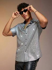 Manfinity BRENVOR 男士纽扣前开襟金属色短袖衬衫，情侣装 - 銀色 - 查看 3