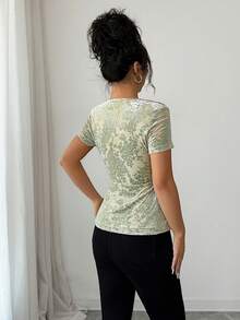 Rafferiza 女士丝绒烧花垂褶领短袖修身衬衫，春夏款 - 綠色 - 查看 2