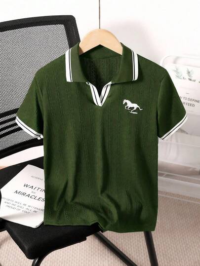 SHEIN Áo polo tay ngắn dáng rộng, thoải mái, thích hợp mặc hàng ngày cho bé trai tuổi teen, thêu hình ngựa, viền sọc tương phản.