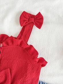 SHEIN Vintaside Kids 这款少女风两件套，包括一件黄色吊带上衣和一条带口袋的高腰牛仔短裤，甜美可爱，百搭实用，是春夏的理想之选。梭织面料厚度适中，饰有荷叶边蝴蝶结和立体花朵，豹纹纽扣更添复古气息。适合日常上学、游览热门景点、度假旅行、居家休闲以及参加派对等各种场合。 - 彩色 - 查看 4