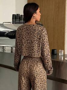 SHEIN EZwear 休闲豹纹短款卫衣，春季豹纹穿搭女装，豹纹套装，流行穿搭女装，热门两件套女装 - 棕色 - 查看 2