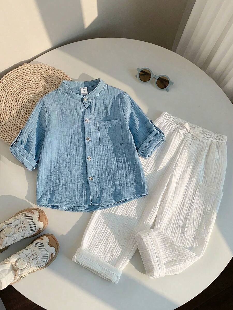SHEIN 两件套男童休闲运动度假套装 - 白色短袖衬衫搭配松紧腰带口袋长裤，适合儿童穿着，也适合小男孩、返校季、生日派对、晚宴、演出、婚礼、情人节、日常穿着、上学、旅行、运动、春夏季节等场合。 - 淺藍色 - 查看 1