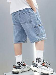 SHEIN Little Byeori 小男孩新款時尚休閒柔軟復古拼接足球印花寬鬆版型藍色牛仔短褲，側邊口袋，春夏季日常穿搭、街頭風、海灘度假、波西米亞風、休閒 - 淺色水洗藍 - 查看 2