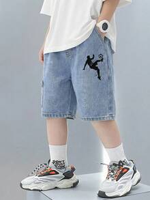 SHEIN Little Byeori 小男孩新款時尚休閒柔軟復古拼接足球印花寬鬆版型藍色牛仔短褲，側邊口袋，春夏季日常穿搭、街頭風、海灘度假、波西米亞風、休閒 - 淺色水洗藍 - 查看 3