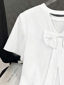 GlowEve Áo thun nữ mùa xuân/hè 2026 mới, chất liệu vải dệt kim màu trắng tinh khiết, cổ tròn nhỏ, thiết kế nơ rỗng phía sau, tay bồng, thích hợp cho nữ mặc đi làm/đi học hàng ngày. - trắng - Xem 3