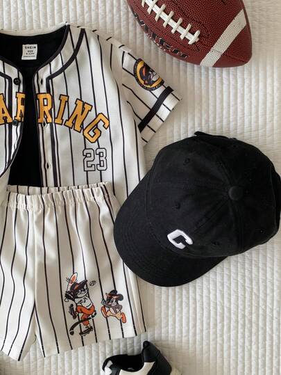 SHEIN Bộ 2 món đồ thể thao mùa hè cho bé trai, áo sơ mi ngắn tay và quần short kẻ sọc in chữ, bộ đồ thể thao kiểu Mỹ, bộ đồng phục bóng chày.