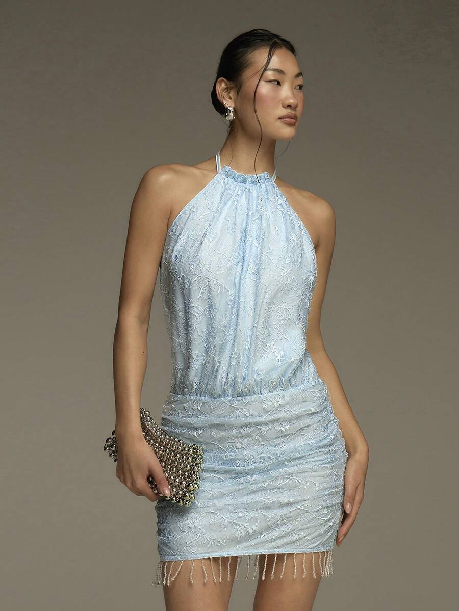 COSMINA 女士浅蓝色蕾丝吊带褶皱迷你修身连衣裙，饰有水晶流苏下摆，适合派对、宴会、度假、休闲场合。Y2K风格迷你蕾丝连衣裙、流苏连衣裙、纯色迷你连衣裙、蓝色迷你裙、浅蓝色连衣裙 - 淺藍色 - 查看 1